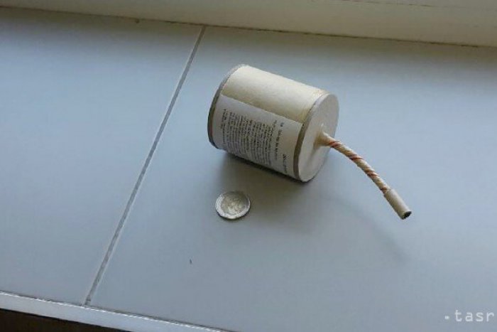 Ilustračný obrázok k článku Policajný znalec o výbuchu v ružomberskom sektore na Slovane: Delobuch možno prirovnať k ručnému granátu!