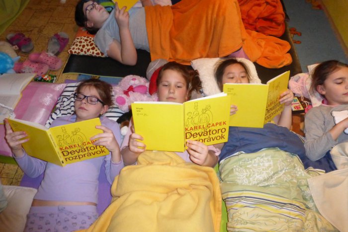 Ilustračný obrázok k článku Novozámocká základná škola pripravila úžasnú akciu pre deti. Pyžamové čítanie na Hradnej, FOTO