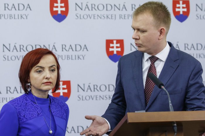 Ilustračný obrázok k článku Beblavý, Macháčková a Petrík odídu zo #Siete, ak pôjde so Smerom