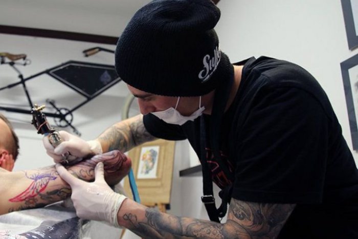 Ilustračný obrázok k článku Michal v našom meste pestuje zaujímavé umenie: V Bystrici tetuje ľudí, osemdesiatnikovi vytváral ružu pre frajerku