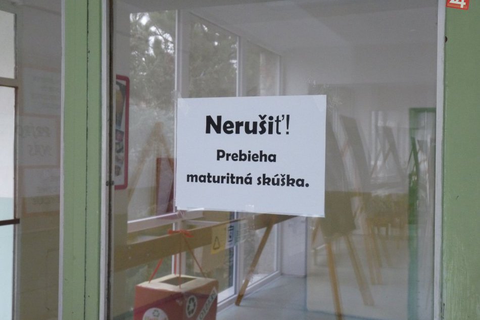 Ilustračný obrázok k článku Pocity Zvolenčanov pred zeleným stolom: Čo prežívali čerství absolventi a ako spomínajú starší?