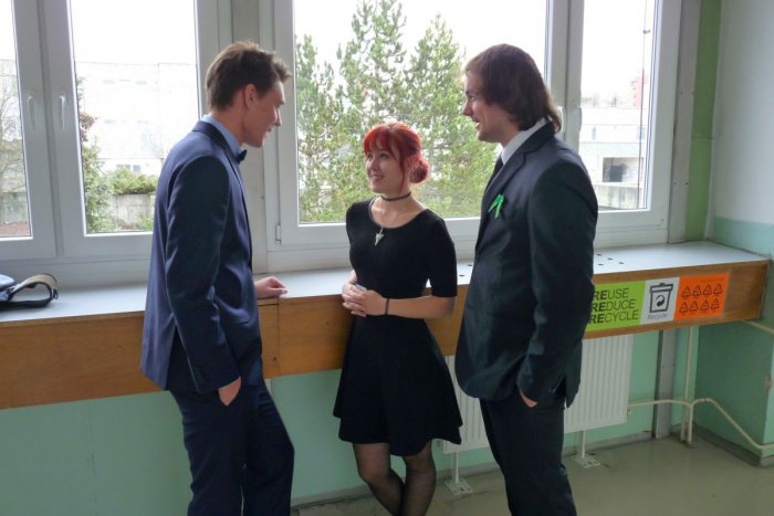 Ilustračný obrázok k článku Skúška dospelosti odštartovala aj v našom meste: Fotoreportáž z maturít na bystrickom gymnáziu