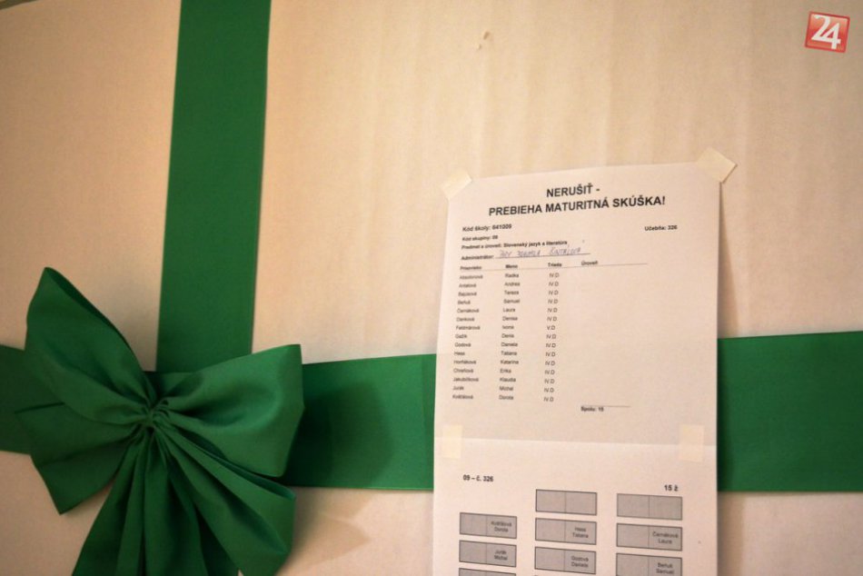 Ilustračný obrázok k článku Maturity na známom nitrianskom gymnáziu: Stres, neúčasť pre zlomené ruky a nepríjemná otázka