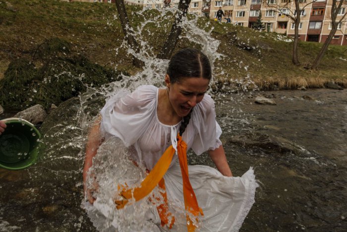 Ilustračný obrázok k článku Stužky na korbáči boli formou prestíže. Ako vyzerala Veľká noc v Bratislave pred sto rokmi