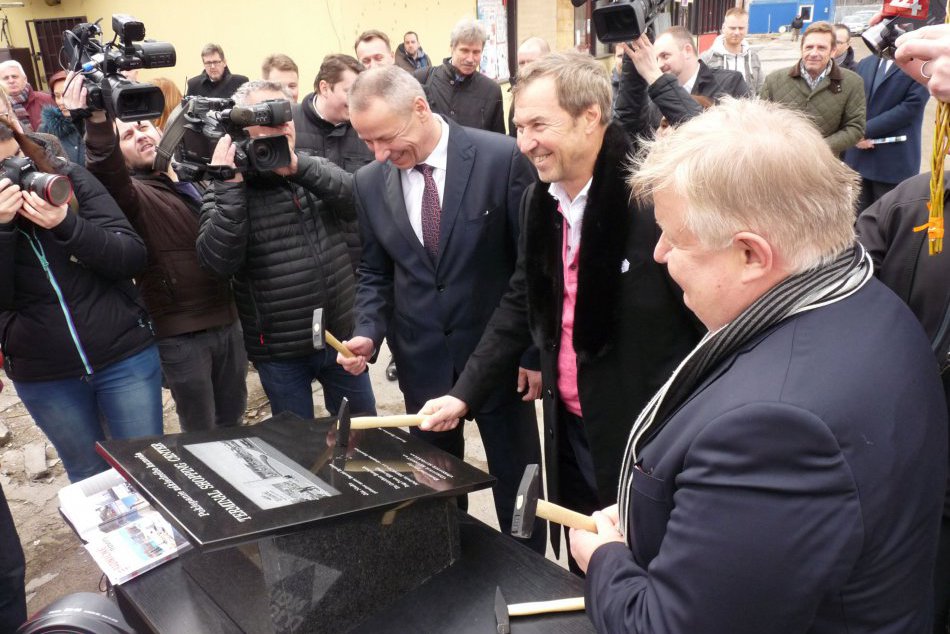 Ilustračný obrázok k článku Bystričania sa dočkali: Poklepaním základného kameňa odštartovala výstavba novej stanice