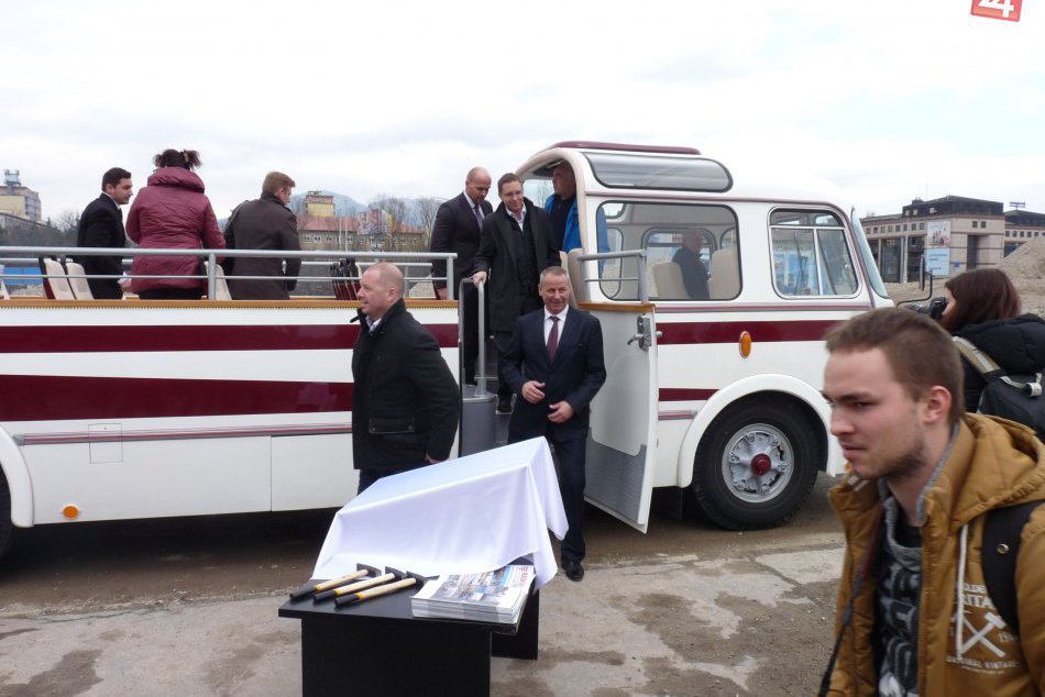 Ilustračný obrázok k článku Na štart budovania novej stanice prišli naozaj štýlovo: Primátor sa s poslancami viezol v retro autobuse, VIDEO