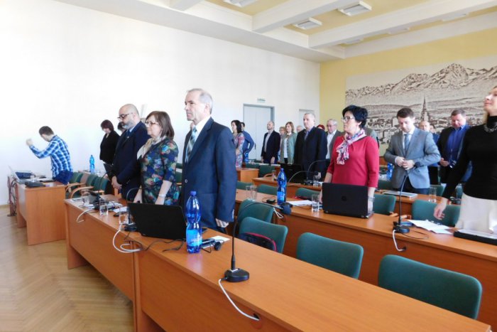 Ilustračný obrázok k článku Netradičný začiatok mestského zastupiteľstva: Poslanci sa po slovách Akrama postavili a zostali ticho