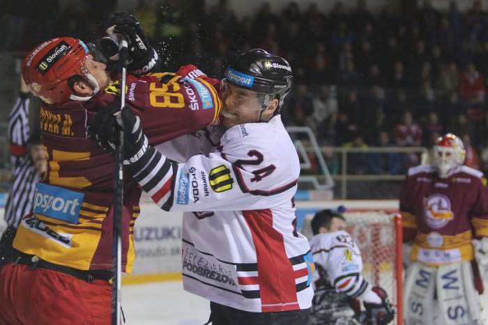 Ilustračný obrázok k článku Séria play off sa presunula pod hrad Matúša Čáka: O víťazovi duelu Bystrice s Trenčínom sa rozhodlo až v nájazdoch