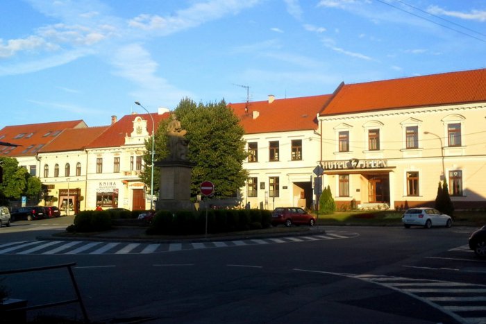 Ilustračný obrázok k článku Maturitné tablá made in Hlohovec: Výklady centra mesta obsadili zaujímavé diela, FOTO