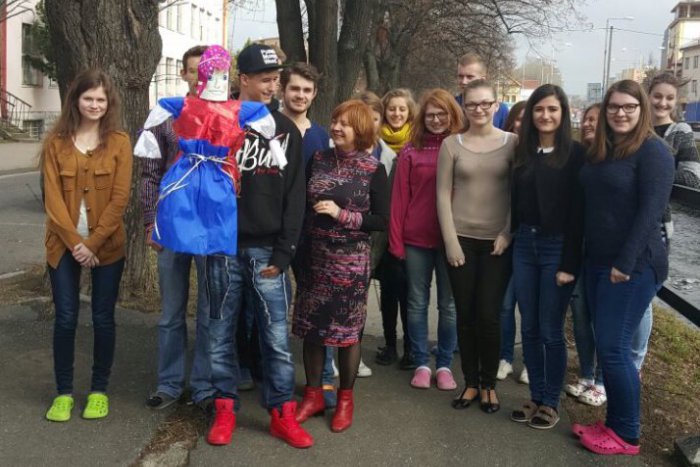 Ilustračný obrázok k článku Rozlúčka so zimou na ruský spôsob: Gymnazisti pálili čučelo