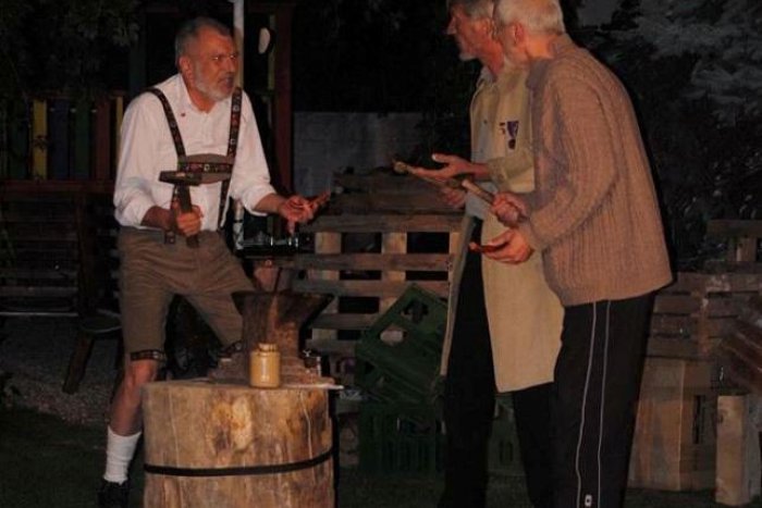 Ilustračný obrázok k článku Kotlebova stopka ochotníkom s vášnivou dohrou v breznianskom parlamente: Čo si o incidente myslia naši poslanci?