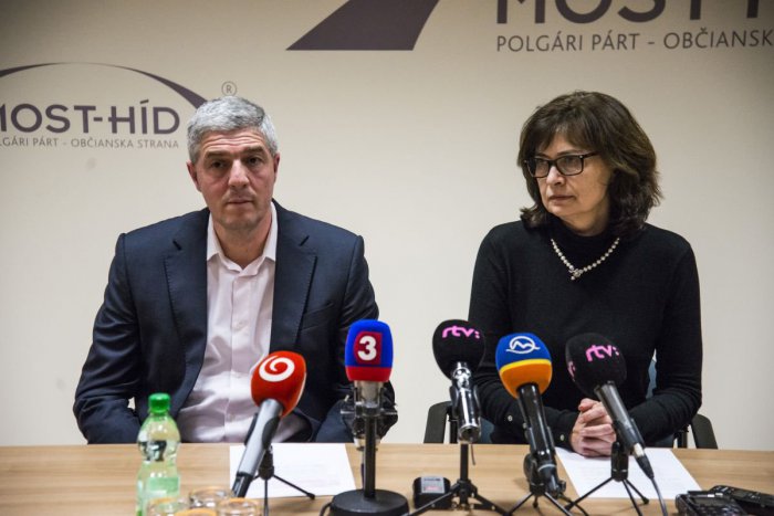 Ilustračný obrázok k článku Most-Híd vstúpi do vlády so Smerom-SD, SNS a #Sieťou