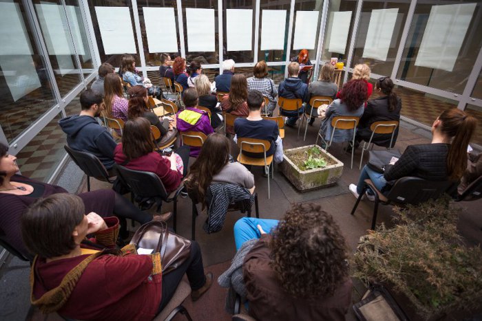 Ilustračný obrázok k článku Univerzitná noc literatúry opäť v Bystrici: Mená prvých čítajúcich a novinka, netradičné pátranie