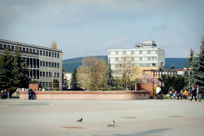 Ilustračný obrázok k článku Len pár rokov dozadu a predsa už trochu retro: Spomínate si na žiarske námestie pred rekonštrukciou? FOTO