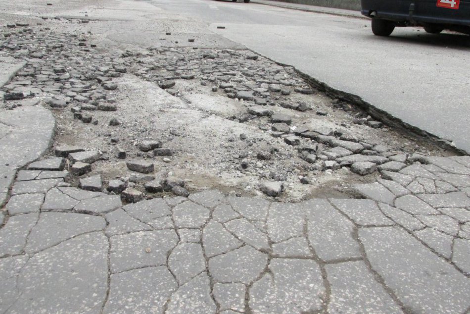 Ilustračný obrázok k článku Cesta pri škole pripomína tankodrom. Poslanec: Môže dôjsť k ohrozeniu našich detí!