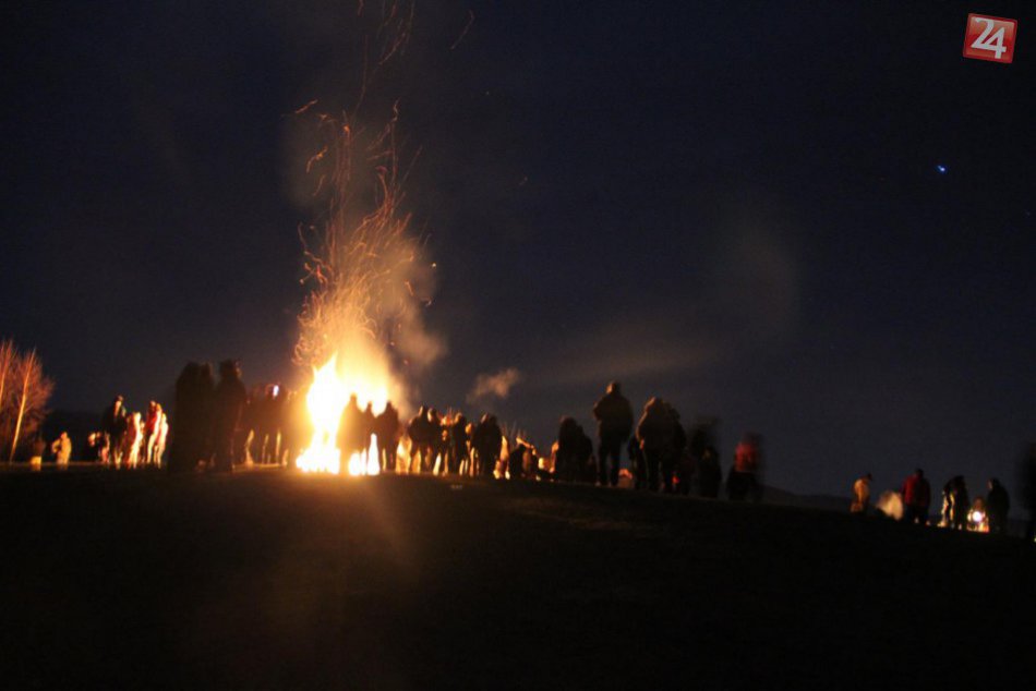 Ilustračný obrázok k článku Úchvatné divadlo nad nočnou Bystricou. Vrcholky kopcov rozžiaria signálne ohne