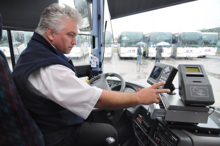 Ilustračný obrázok k článku Žiaci v autobusoch môžu využívať čípové karty: Koľko sa dá ušetriť?