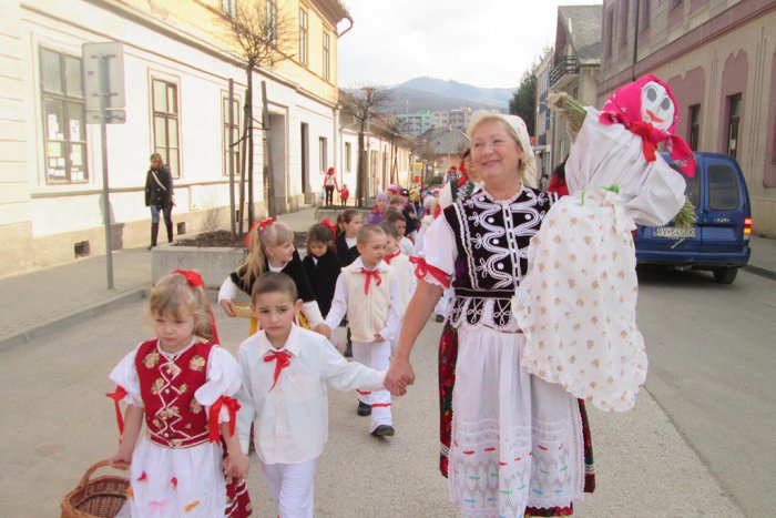 Ilustračný obrázok k článku Škôlkári prezentovali Veľkonočné zvyky: Nechýbalo pálenie Moreny!