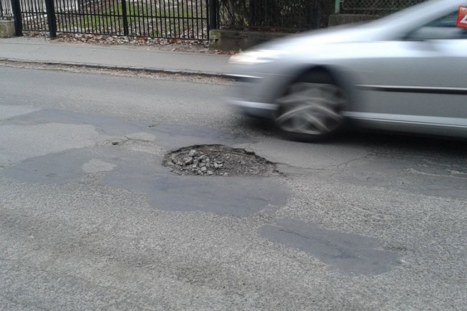 Ilustračný obrázok k článku Balík peňazí na cesty v Žiarskom okrese: Župa dá opraviť päť známych úsekov