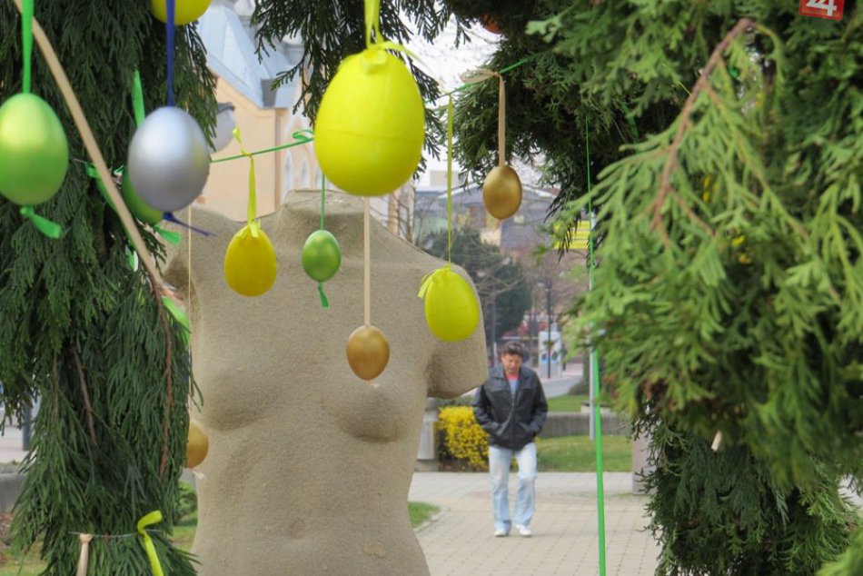 Ilustračný obrázok k článku Michalovské námestie obsypané kraslicami: Ako sa vám páči tohtoročná výzdoba? FOTO