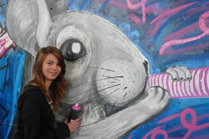 Ilustračný obrázok k článku Býva v Žiline a má dar od Boha: Katka (21) skrášľuje naše ulice nádhernými dielami, FOTO