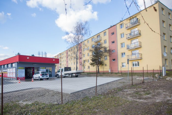 Ilustračný obrázok k článku Obyvateľov bytovky na Štefánikovej trápi hluk z autoumyvárne: Takto zareagoval investor