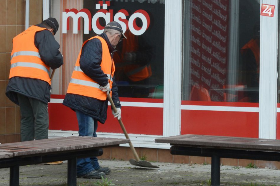 Ilustračný obrázok k článku Mesto kúpilo lopaty, metly, hrable: Do práce v teréne zapojilo sociálne slabších