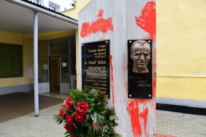 Ilustračný obrázok k článku Prečo umelci pomaľovali Biľakov pamätník? Dozviete sa na besede