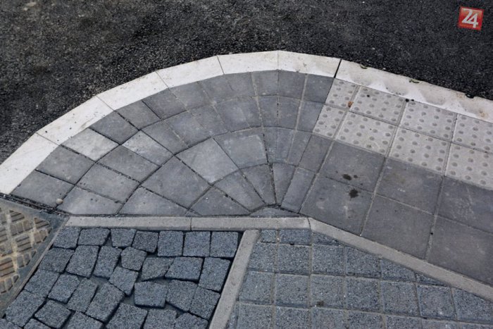 Ilustračný obrázok k článku Najprv "zabudnutá" zastávka, teraz výmena dlažby. Na Štúrovej sa opäť objavia robotníci