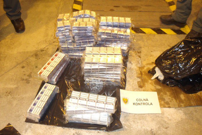 Ilustračný obrázok k článku Na východnej hranici sa pašovalo aj cez veľkonočné sviatky: Čo sa stane s litrami alkoholu?