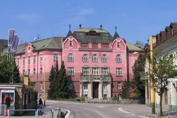 Ilustračný obrázok k článku Historická budova Vysokej školy dopravy a spojov v Žiline: Aký bude ďalší osud  Áčka ?