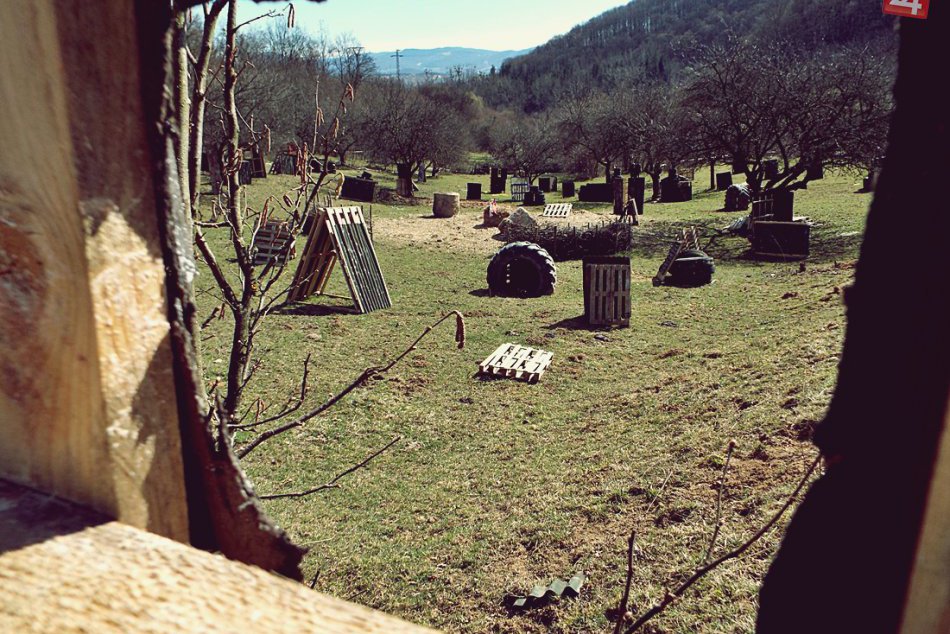 Ilustračný obrázok k článku Adrenalínová hra pre všetkých: Pri Rožňave vyrástlo paintballové ihrisko!