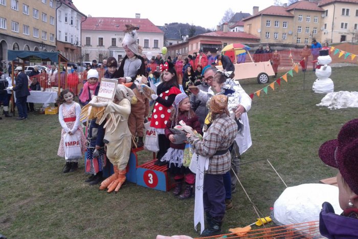 Ilustračný obrázok k článku Vítanie jari po kremnicky: Veľkonočné vajce so stovkami návštevníkov, nechýbala ani legenda akcie