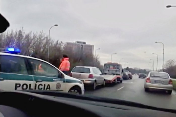 Ilustračný obrázok k článku Pri obchodnom dome došlo k nehode: Zrážka až 4 vozidiel!