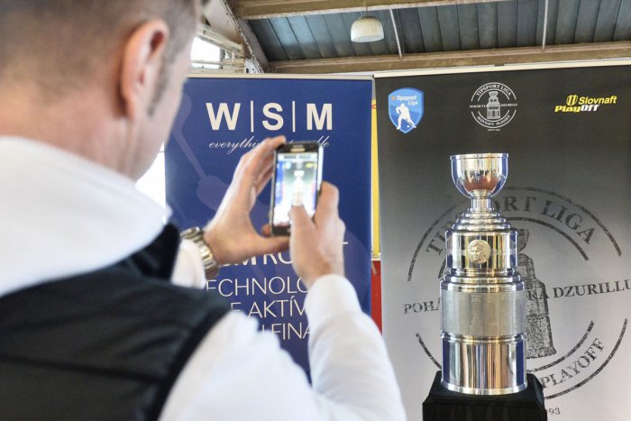 Ilustračný obrázok k článku Lákadlo pre všetkých hokejových fanúšikov: Majstrovský pohár priamo pri vchode na bystrický zimák!