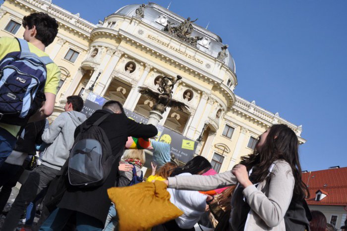 Ilustračný obrázok k článku Pred historickou budovou Slovenského národného divadla sa strhla bitka