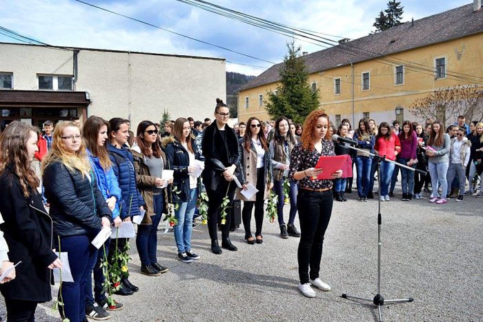 Ilustračný obrázok k článku Krátky program aj odovzdávanie ruží: Obchoďáci si uctili prácu pedagógov