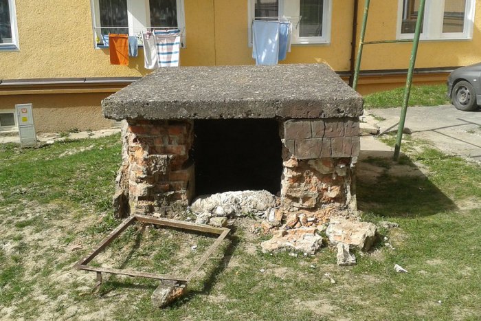 Ilustračný obrázok k článku TIP od vás: Zničená šachta trápi Dukelskú ulicu, môže byť poriadne nebezpečná!