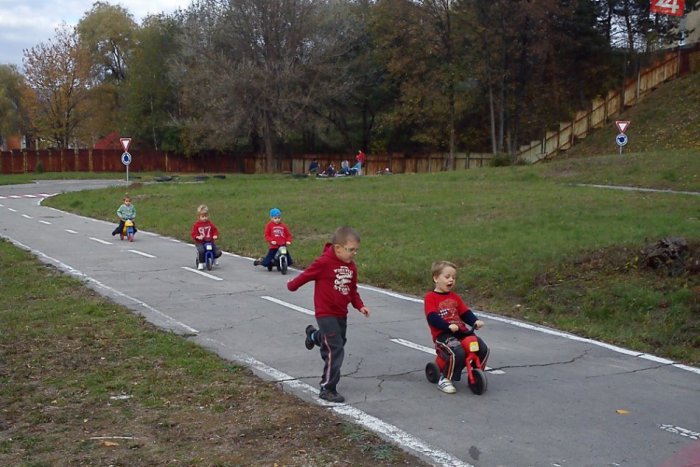 Ilustračný obrázok k článku Drobci si opäť prídu na svoje: Dopravné ihrisko v Rožňave opäť otvára svoje brány