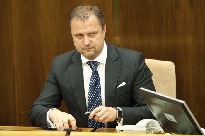 Ilustračný obrázok k článku Martinský primátor odmieta minimálnu mzdu: Nebude sedieť ani na dvoch stoličkách