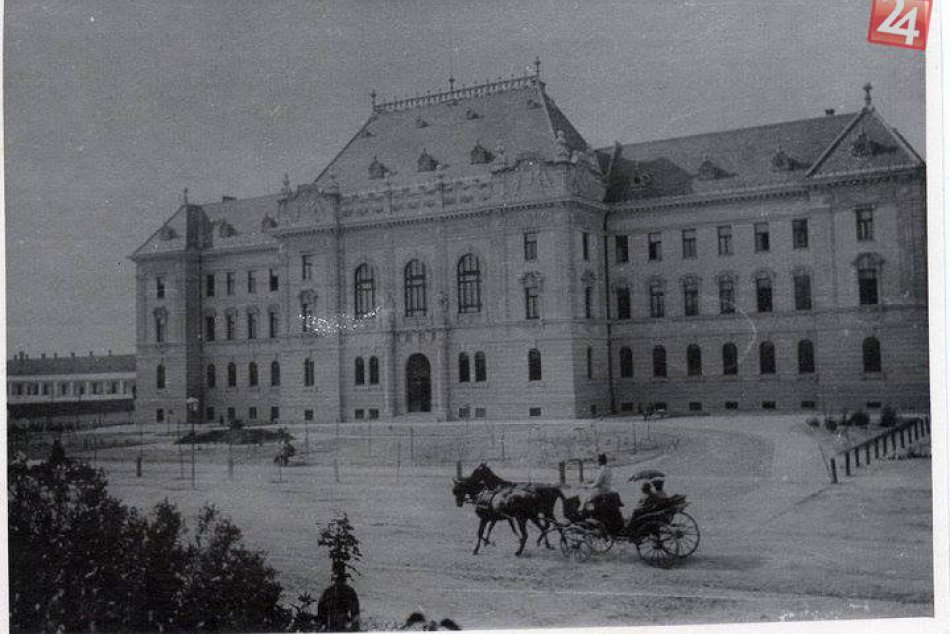 Ilustračný obrázok k článku Historické FOTO: Zaujímavé fakty o majestátnej budove v centre Nitry
