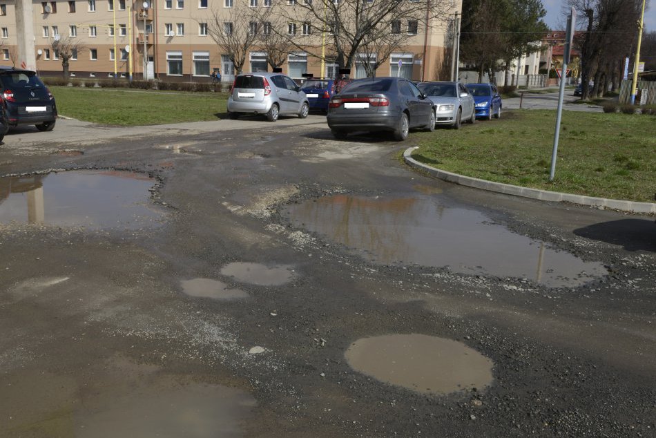 Ilustračný obrázok k článku Dúbravčania môžu nahlásiť, ktoré cesty a chodníky treba opraviť