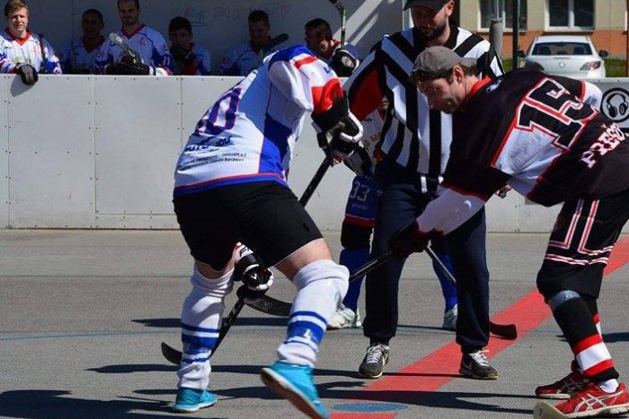 Ilustračný obrázok k článku Hokejbalová liga priniesla dramatické výsledky aj obdivuhodnú šnúru: Jedno z mužstiev neinkasovalo už 110 minút!