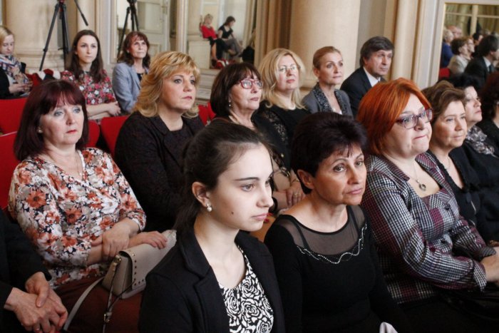 Ilustračný obrázok k článku Primátor ocenil Ivetu Mikšíkovú, riaditeľku dúbravskej základnej školy