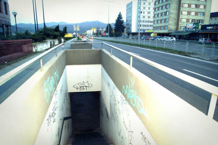 Ilustračný obrázok k článku Mladý umelec Paťo vyhrnul rukávy: Na stenách žiarskeho podchodu sa už črtá aj známa postava, FOTO