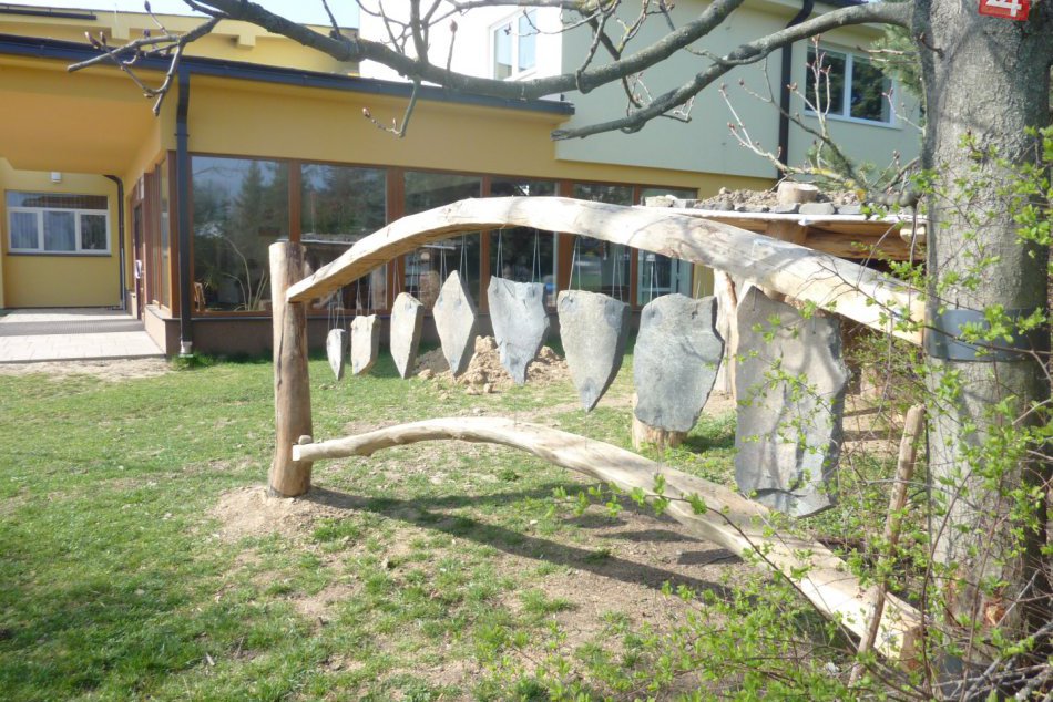 Ilustračný obrázok k článku FOTO: Ovocná stena či kamenný litofón. V Badíne vyrástla záhrada, ktorá učí