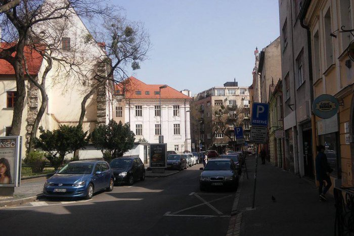 Ilustračný obrázok k článku Na Palackého začínajú s opravou dlažby a výsadbou nových stromov