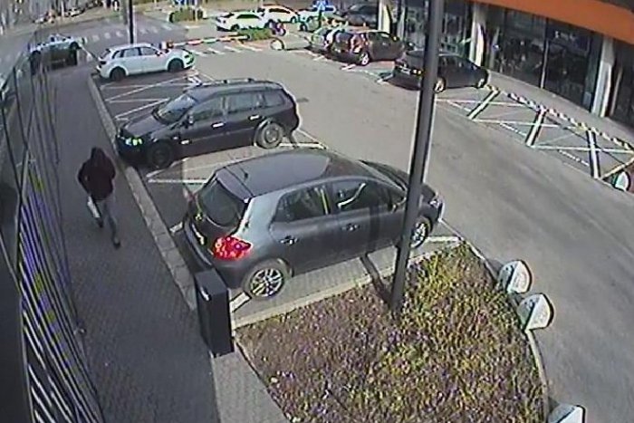 Ilustračný obrázok k článku Polícia pátra po bankovom lupičovi, o pomoc žiada aj verejnosť