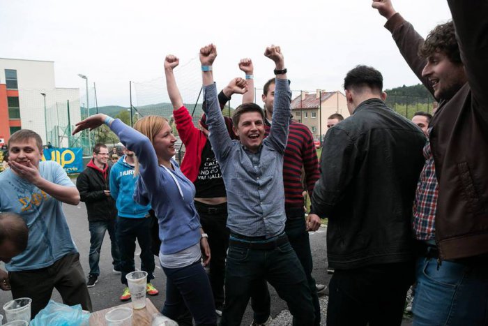 Ilustračný obrázok k článku Nosko v roli futbalistu, barani aj pivo za študentské... Nevšedná akcia v Bystrici odhalila lákadlá