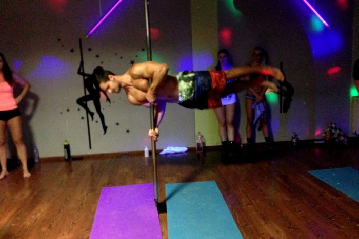 Ilustračný obrázok k článku VIDEO, ktoré musíte vidieť: Ako to vyzerá, keď sa žilinskí mládenci rozhodnú tancovať na tyči